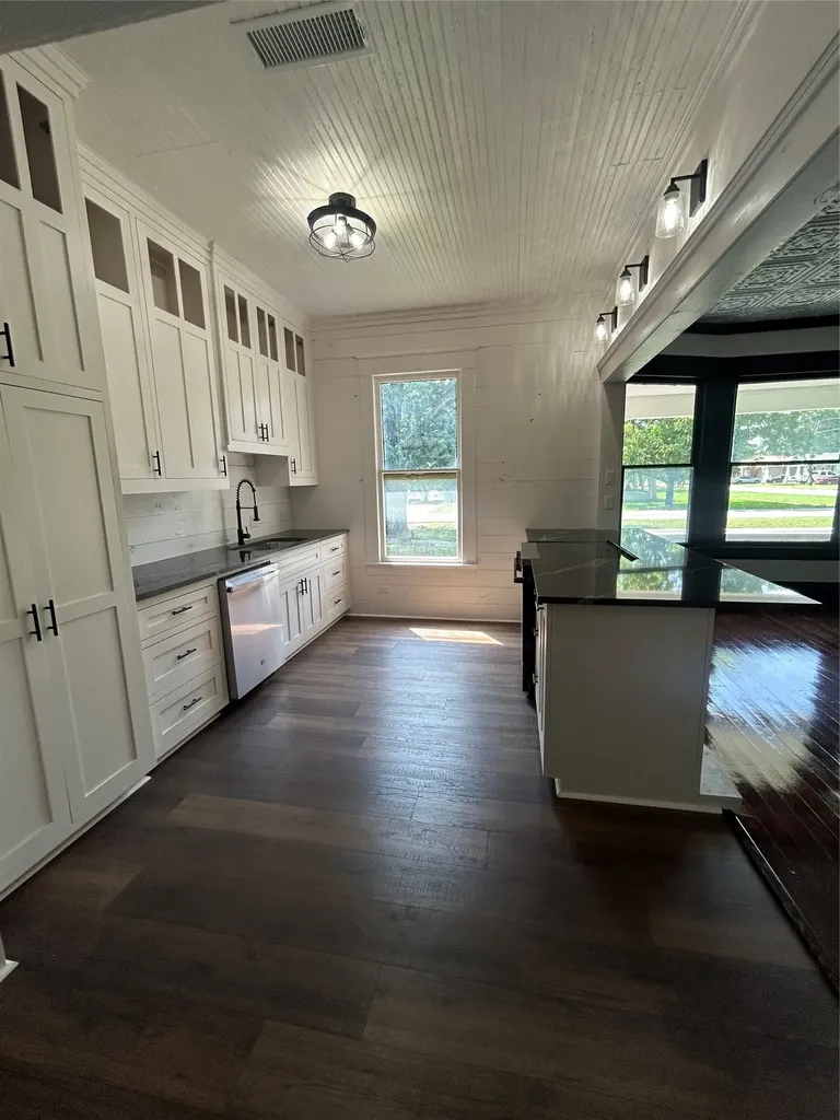 402 E Navasota Street Groesbeck TX 76642