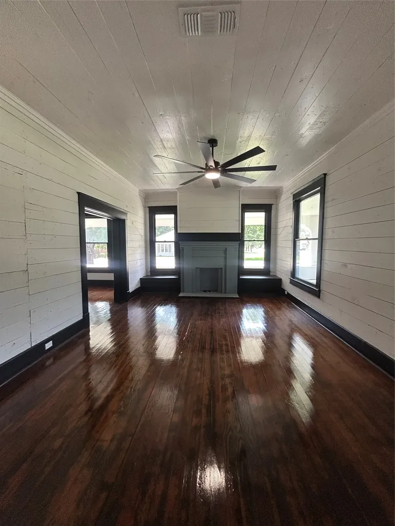402 E Navasota Street Groesbeck TX 76642