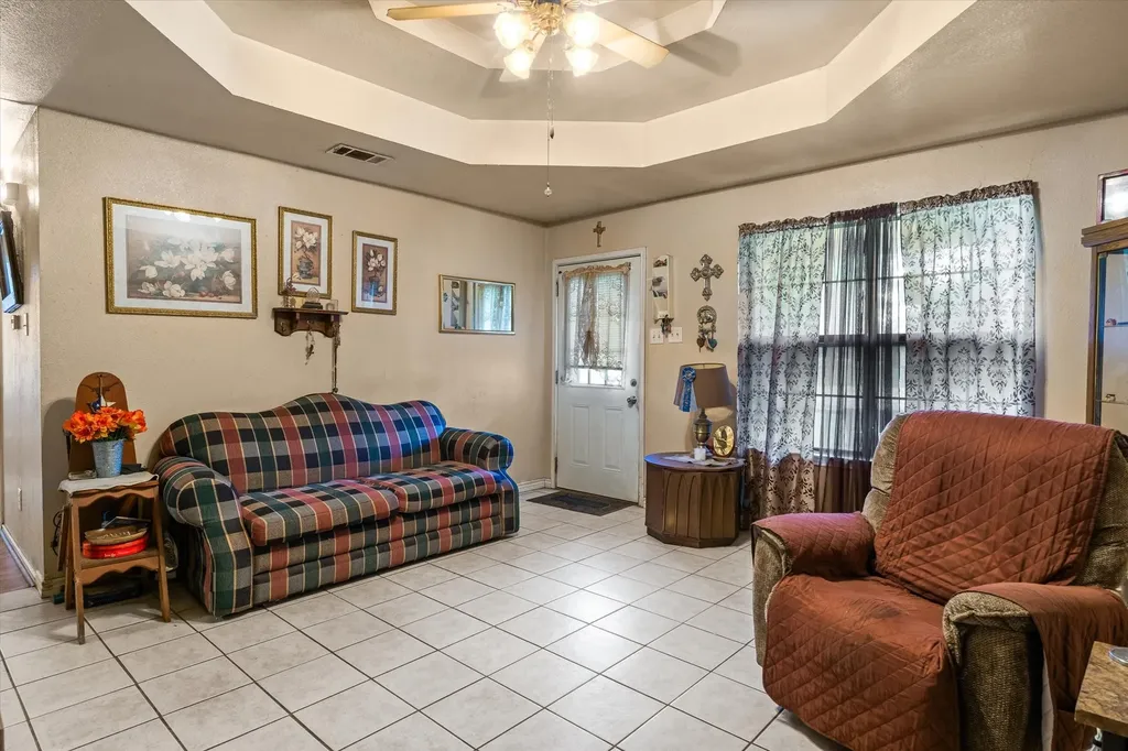 410 W Pine Street Edgewood TX 75117