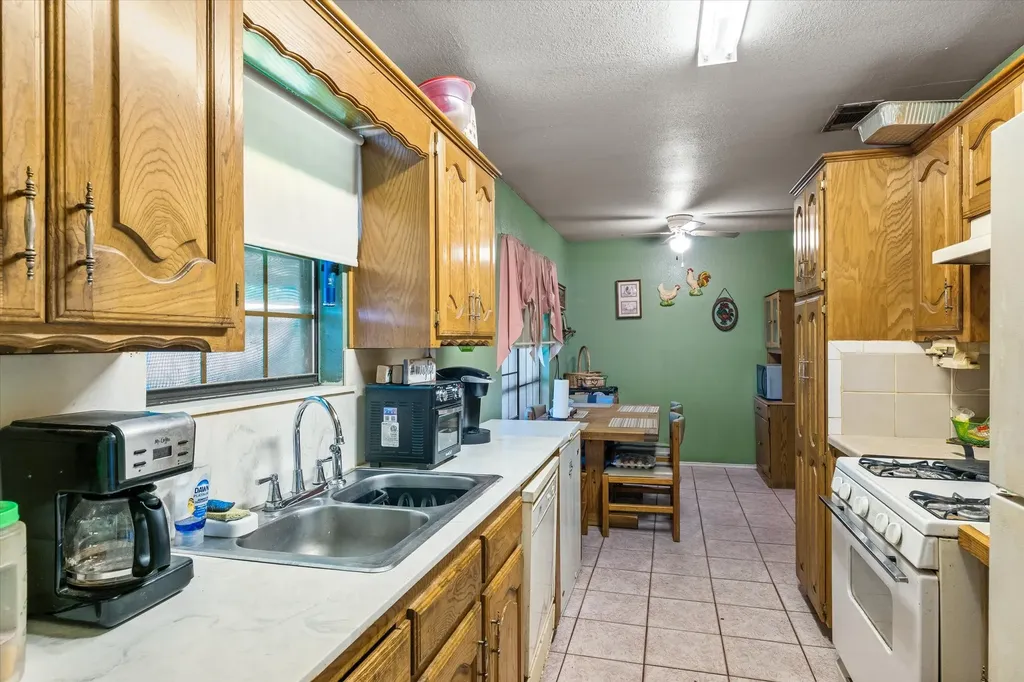 410 W Pine Street Edgewood TX 75117