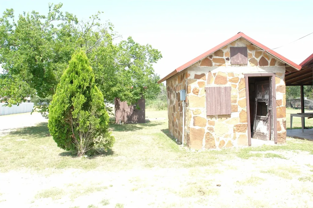 1006 S Bluffton San Saba TX 76877