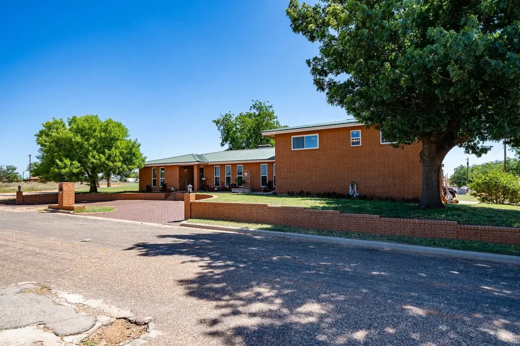 510 N Elizabeth Avenue Rotan TX 79546