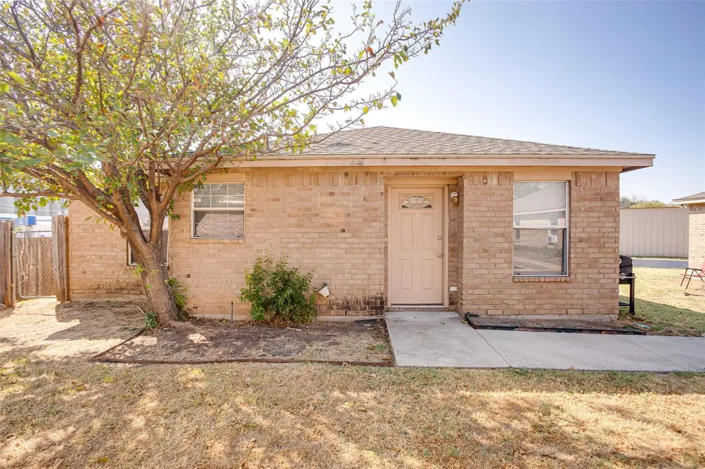 121 Cambridge Drive Saginaw TX 76179