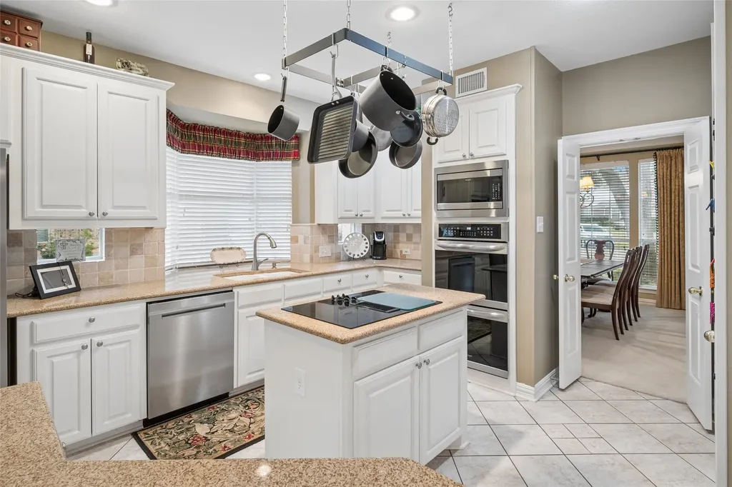 405 Royal Colonnade Arlington TX 76011