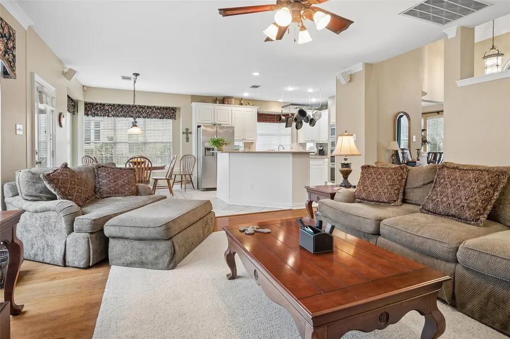 405 Royal Colonnade Arlington TX 76011