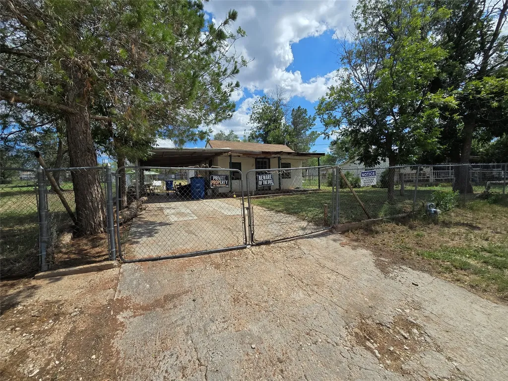 1005 W 3rd Street Sweetwater TX 79556