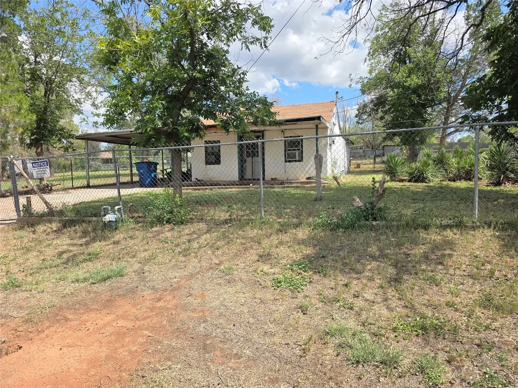 1005 W 3rd Street Sweetwater TX 79556