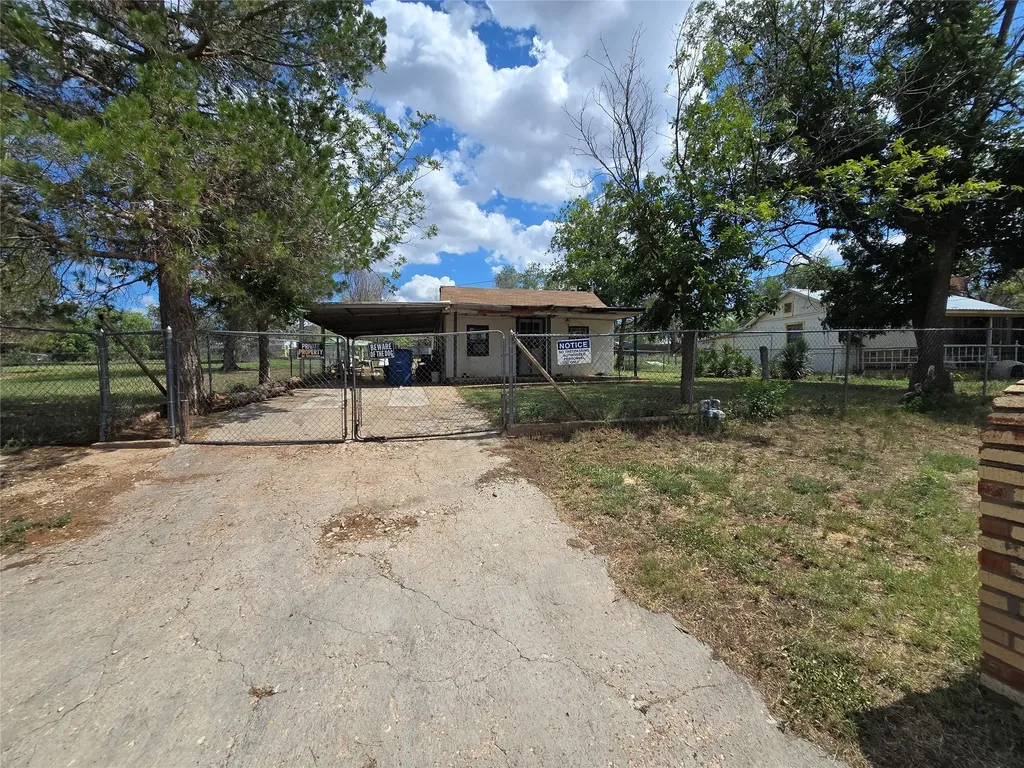 1005 W 3rd Street Sweetwater TX 79556