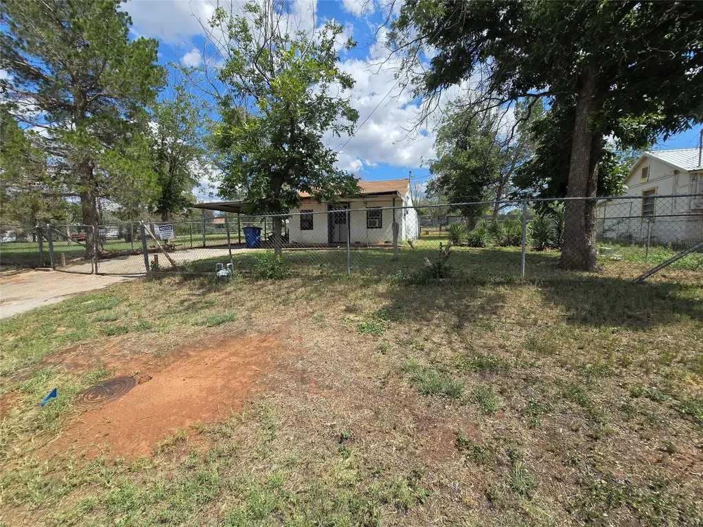 1005 W 3rd Street Sweetwater TX 79556