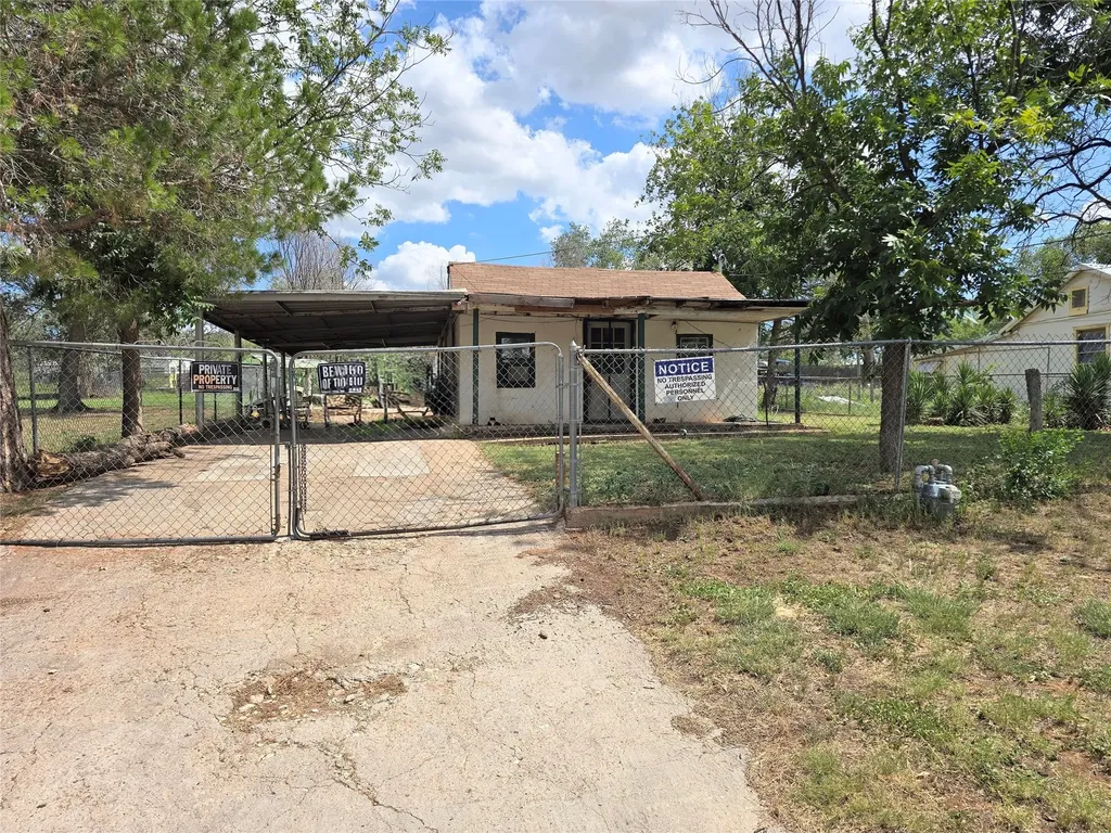 1005 W 3rd Street Sweetwater TX 79556