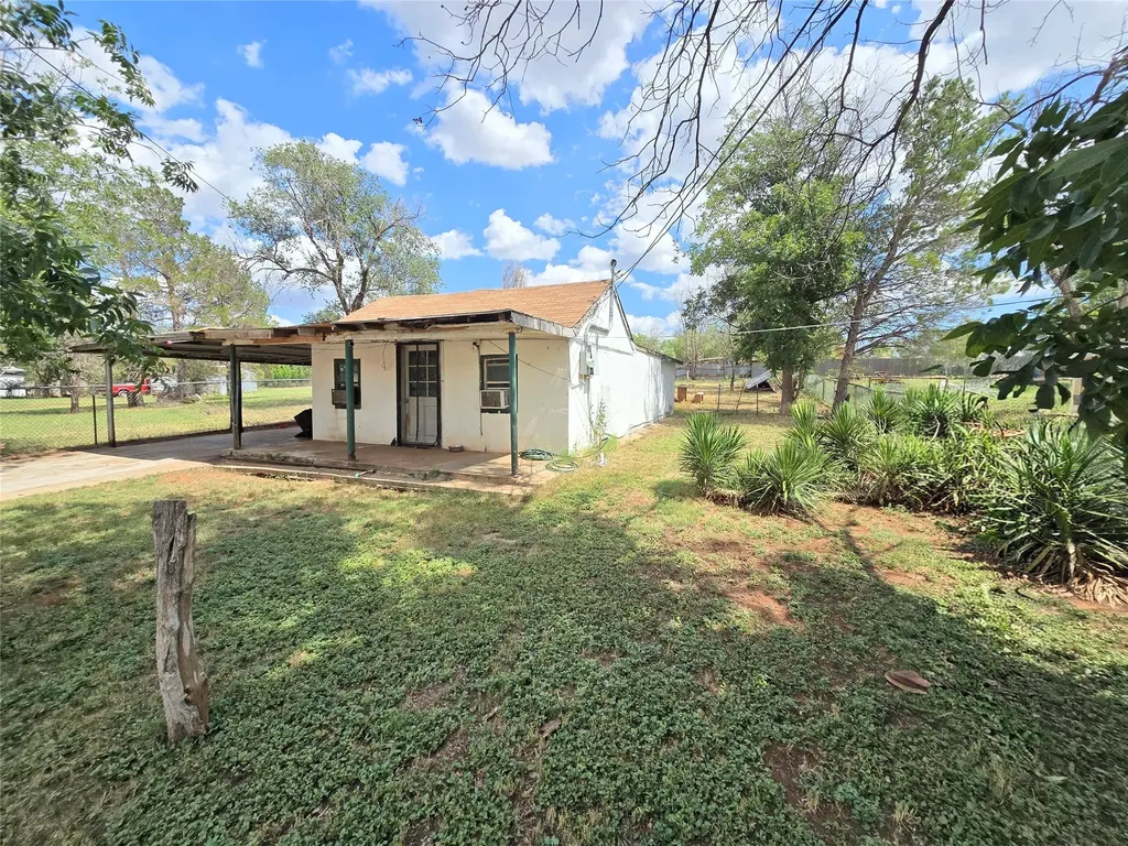 1005 W 3rd Street Sweetwater TX 79556