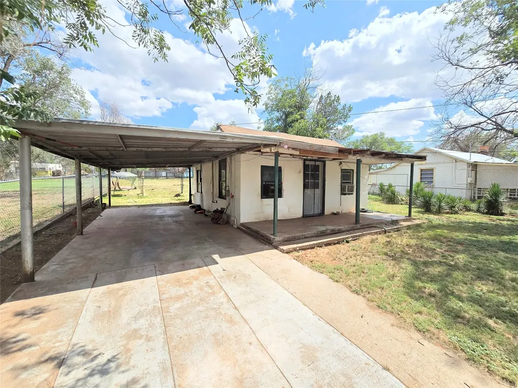 1005 W 3rd Street Sweetwater TX 79556