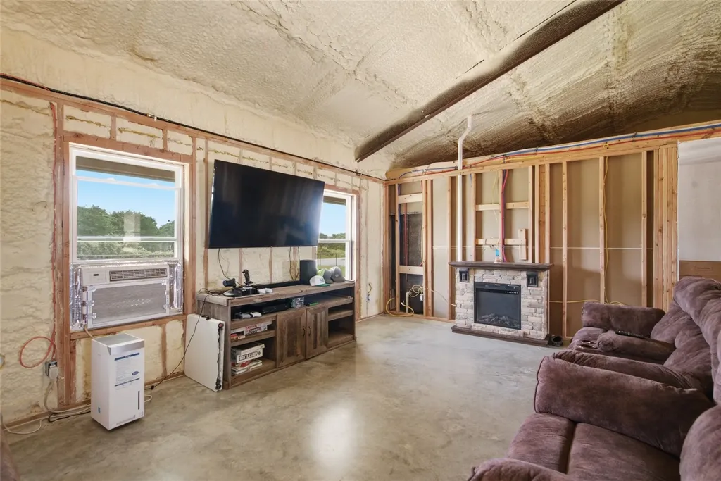 1017 County Road 4699 Boyd TX 76023