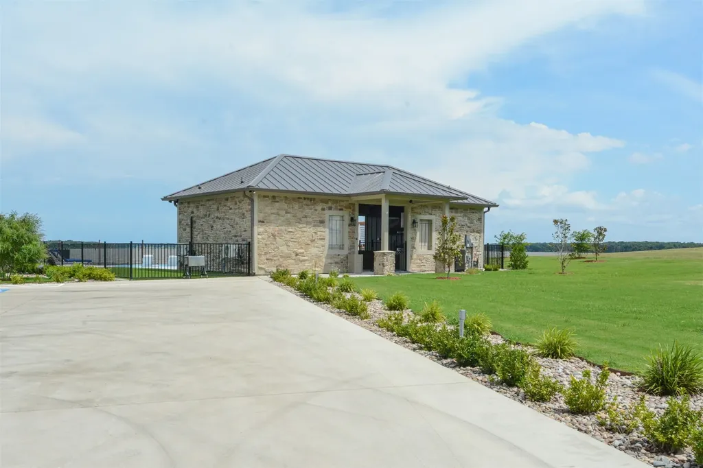 125 Pond Trail Kemp TX 75143
