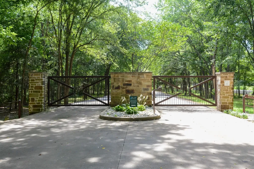 125 Pond Trail Kemp TX 75143