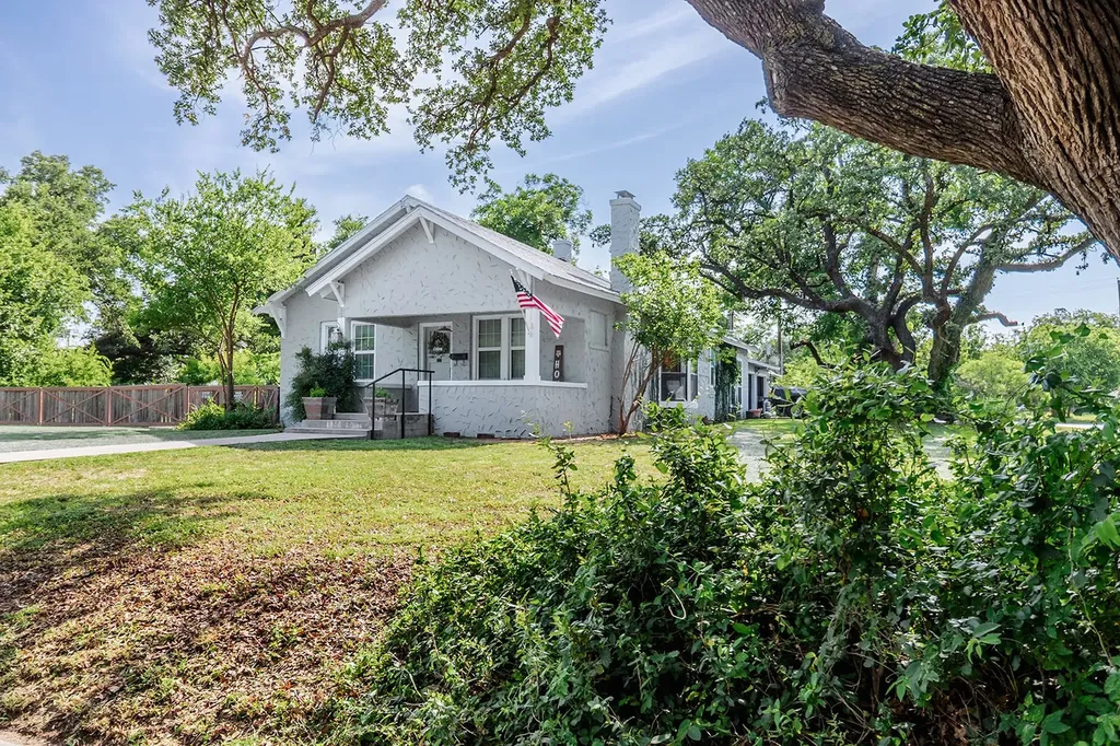 1800 S China Street Brady TX 76825