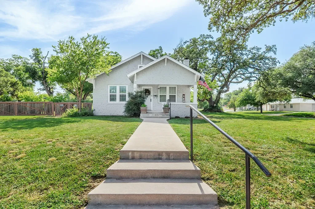 1800 S China Street Brady TX 76825