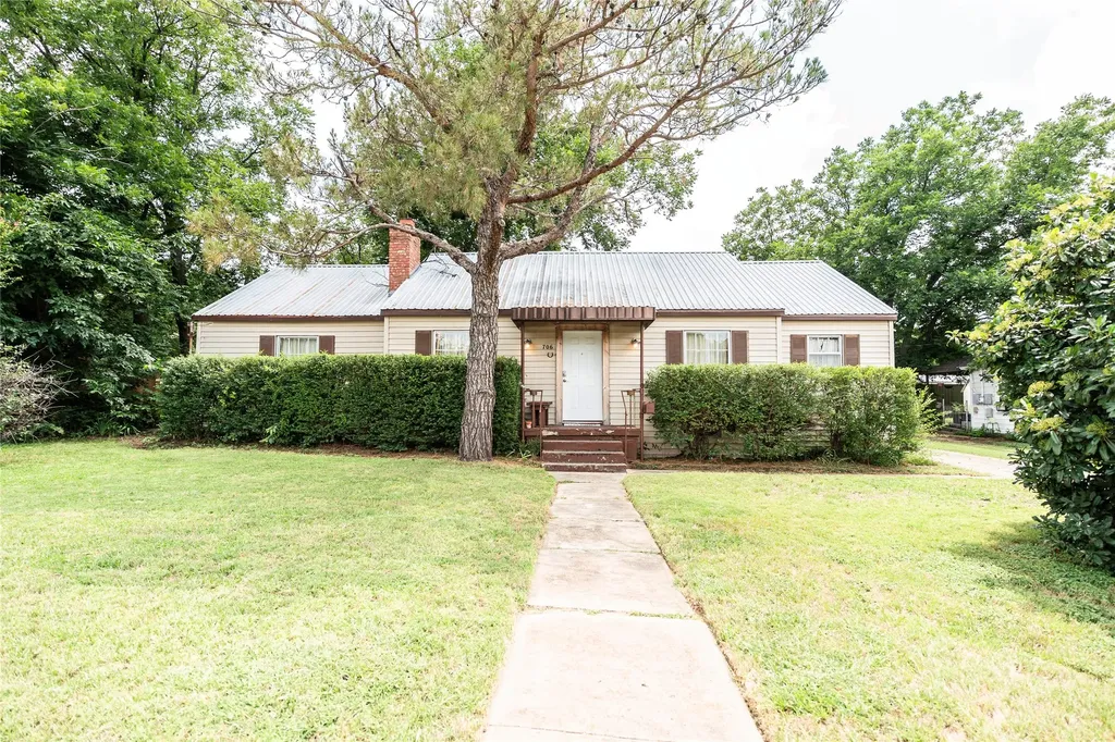 706 E Highway 82 Nocona TX 76255