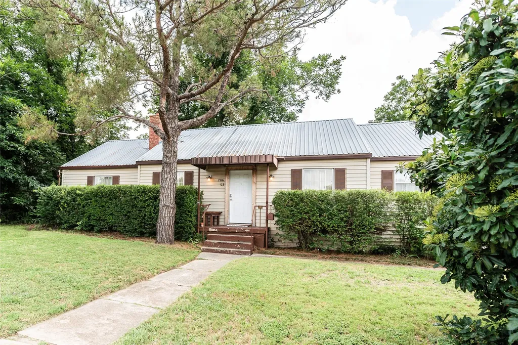 706 E Highway 82 Nocona TX 76255