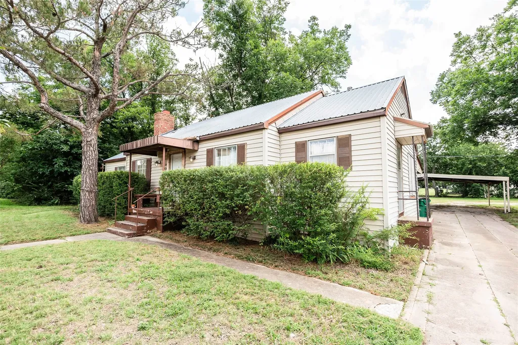 706 E Highway 82 Nocona TX 76255