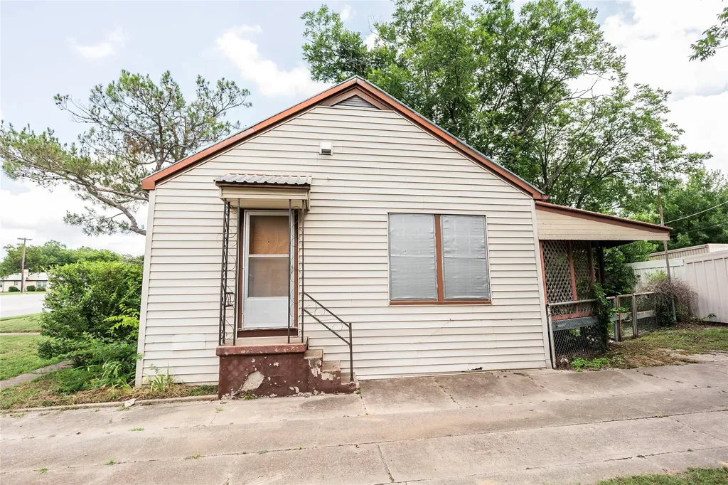 706 E Highway 82 Nocona TX 76255