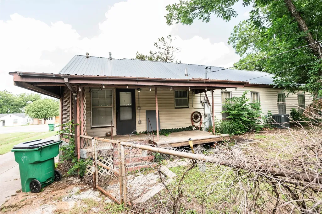706 E Highway 82 Nocona TX 76255