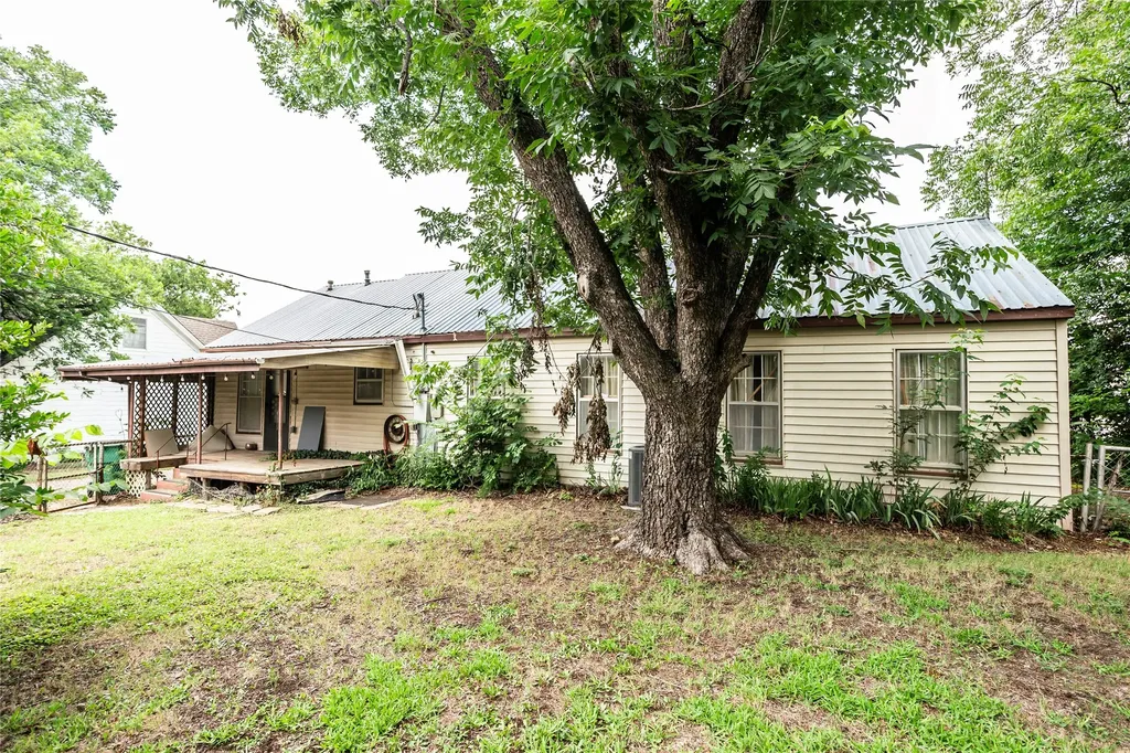 706 E Highway 82 Nocona TX 76255