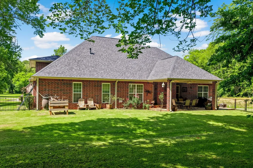910 Holly Hill Mt Pleasant TX 75455