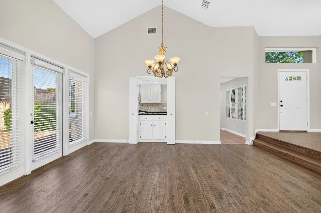 5806 Smoke Glass Trail Dallas TX 75252