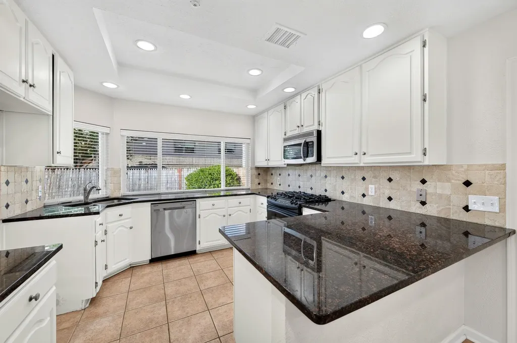 5806 Smoke Glass Trail Dallas TX 75252