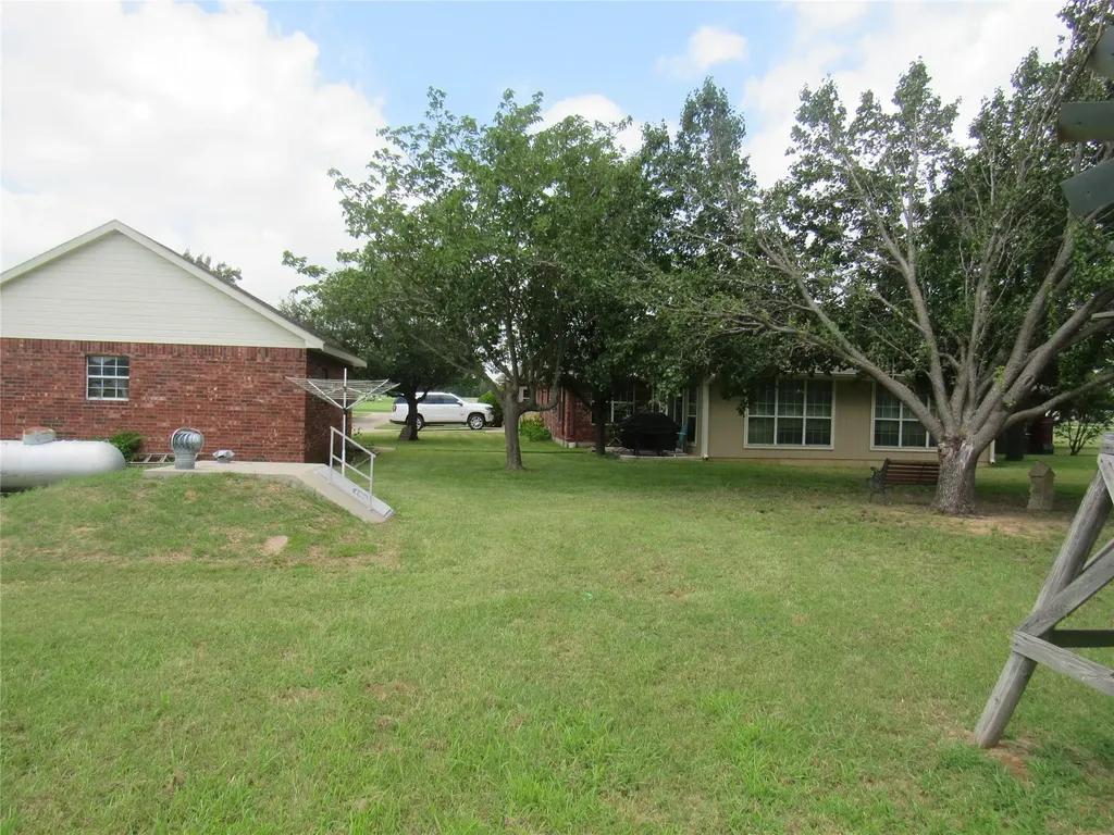 404 County Road 260 Gainesville TX 76240