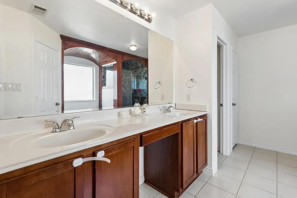 2715 Columbus Grand Prairie TX 75054