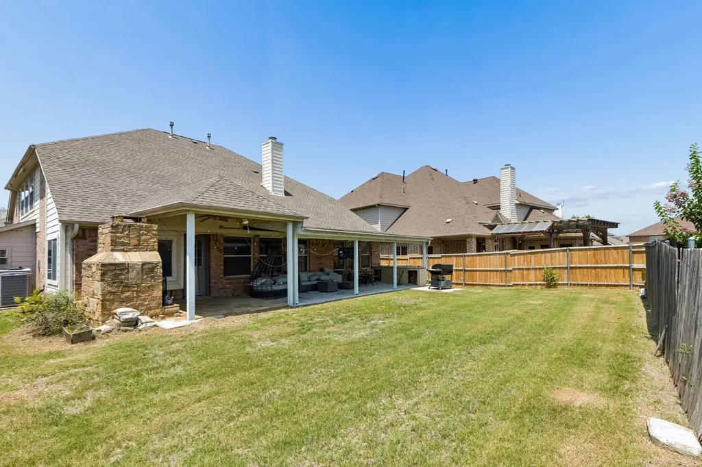 2715 Columbus Grand Prairie TX 75054