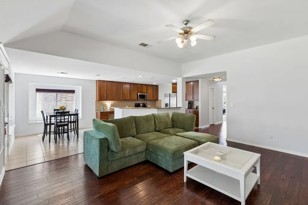 2715 Columbus Grand Prairie TX 75054