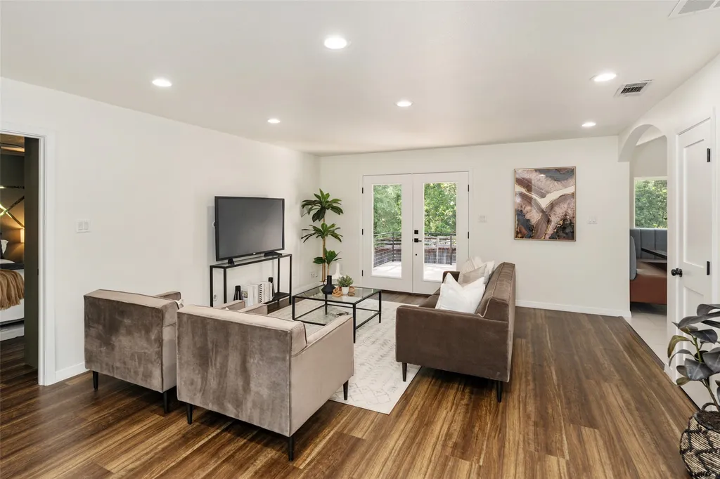 2107 Elmwood Boulevard Dallas TX 75224