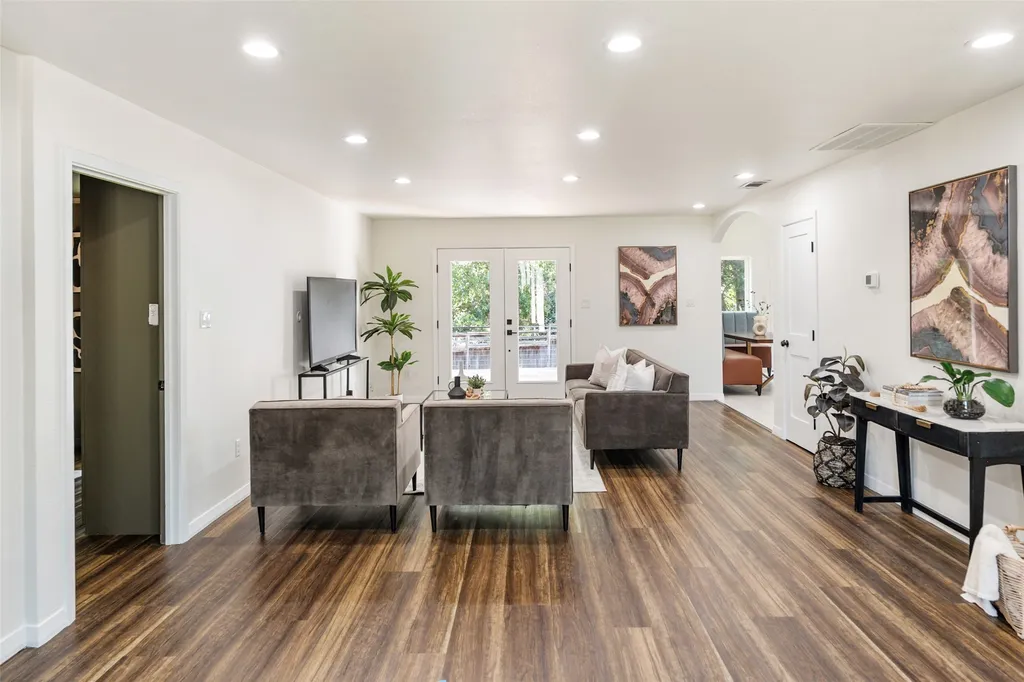2107 Elmwood Boulevard Dallas TX 75224