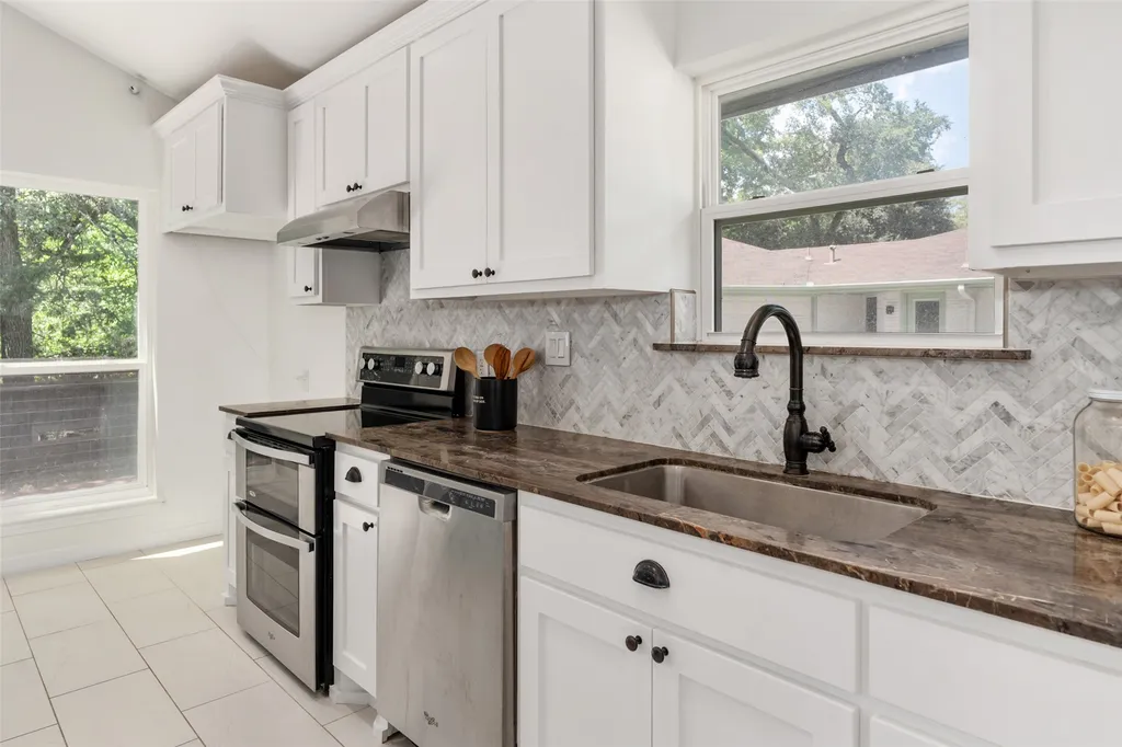 2107 Elmwood Boulevard Dallas TX 75224