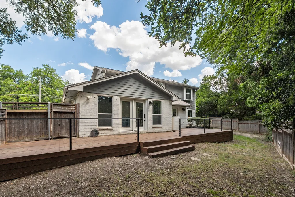 2107 Elmwood Boulevard Dallas TX 75224