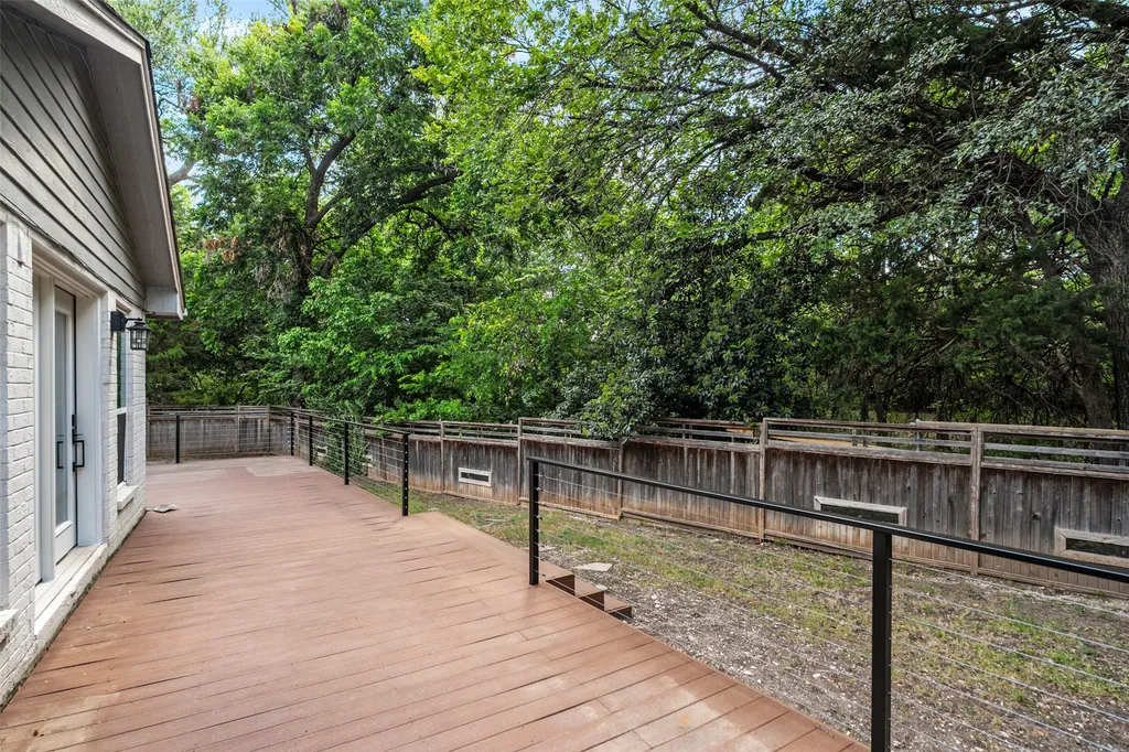 2107 Elmwood Boulevard Dallas TX 75224