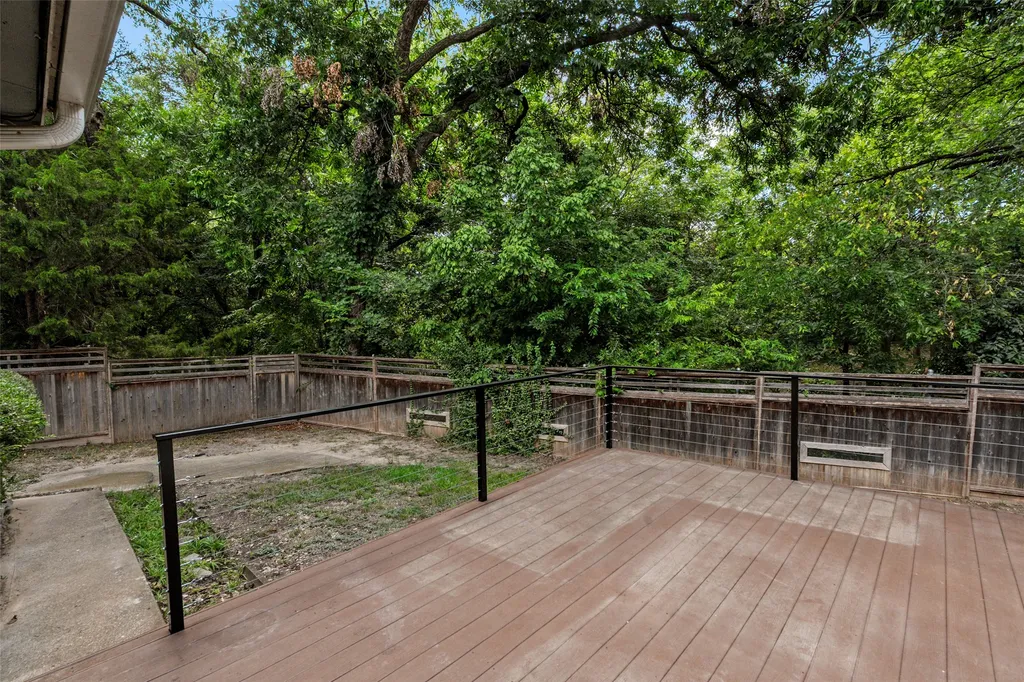 2107 Elmwood Boulevard Dallas TX 75224