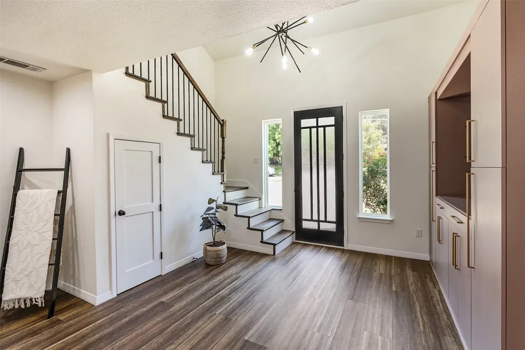 2107 Elmwood Boulevard Dallas TX 75224
