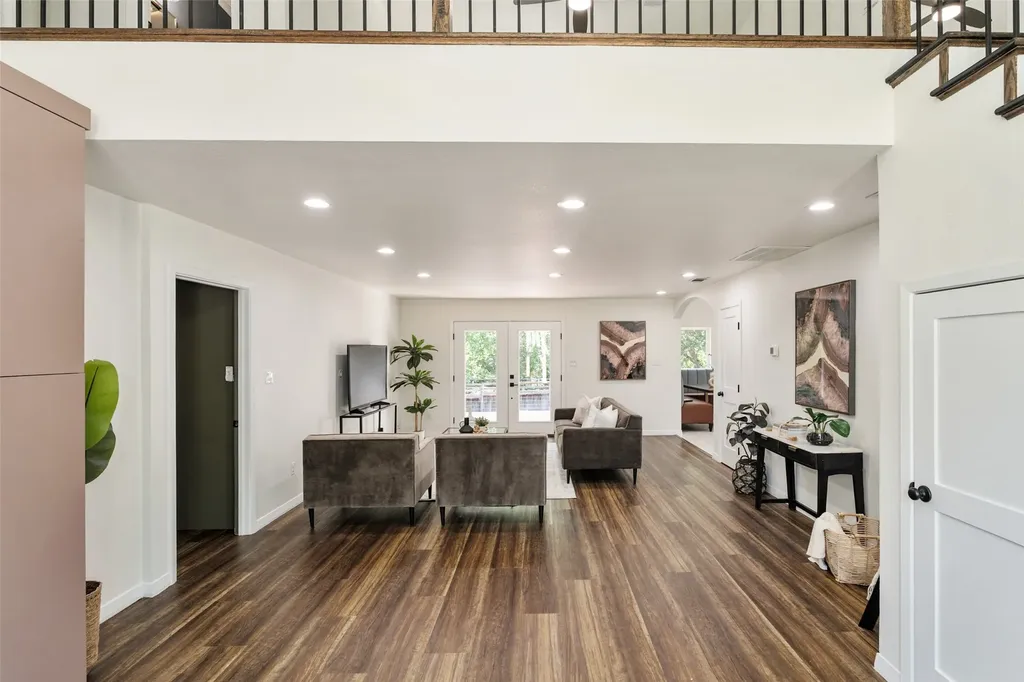 2107 Elmwood Boulevard Dallas TX 75224