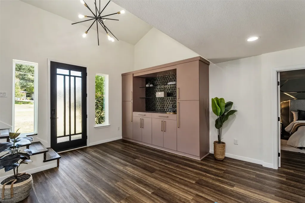 2107 Elmwood Boulevard Dallas TX 75224