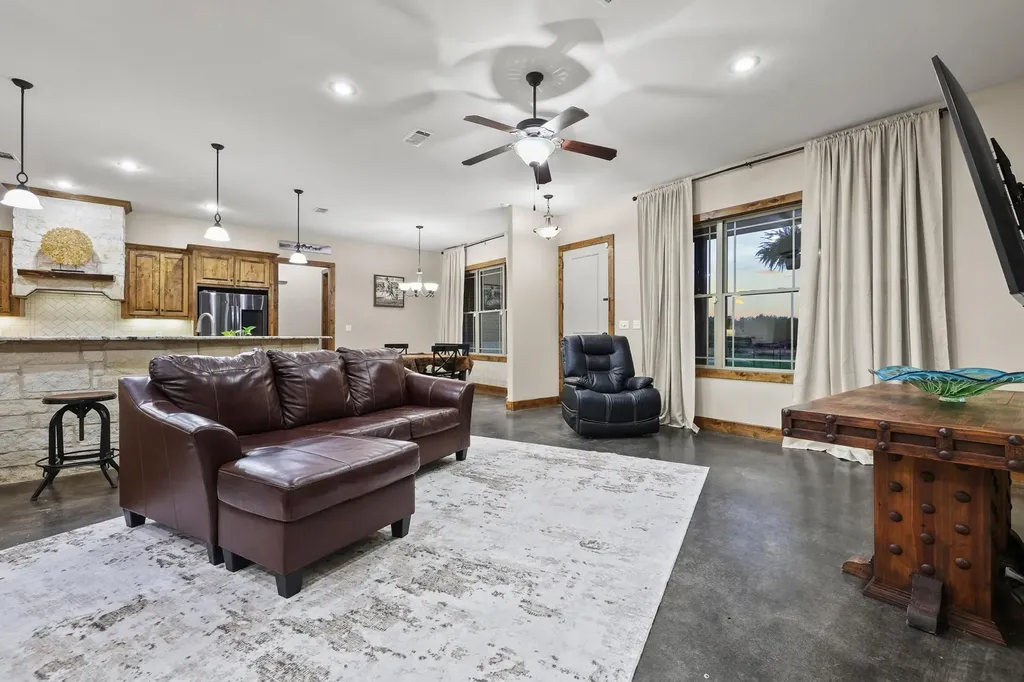 7106 County Road 4729 Commerce TX 75428