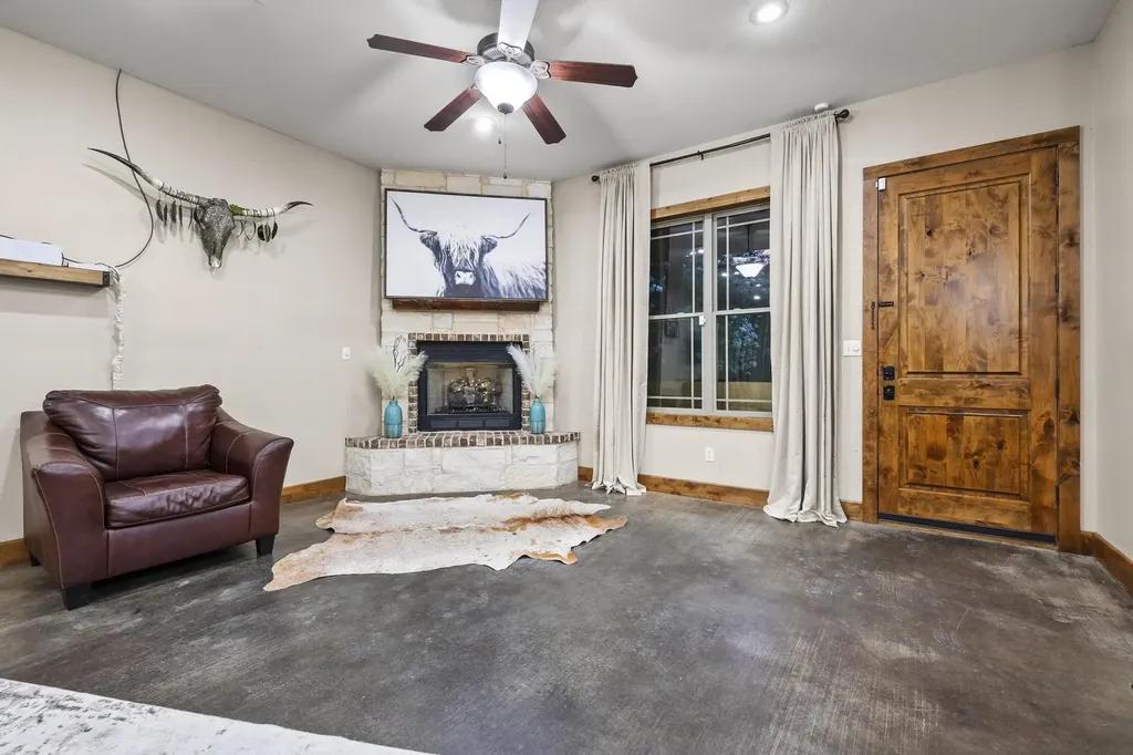 7106 County Road 4729 Commerce TX 75428