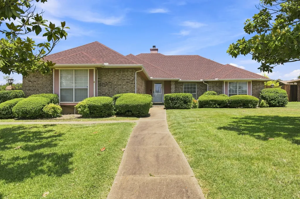 1121 The Meadows Parkway Desoto TX 75115