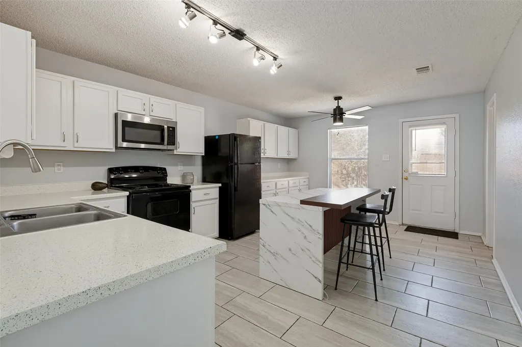 1008 White Dove Drive Arlington TX 76017