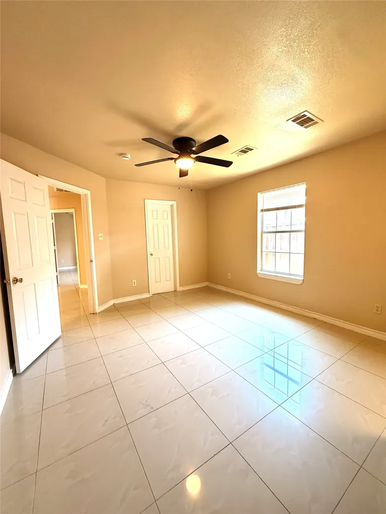2616 18th Street W Irving TX 75060