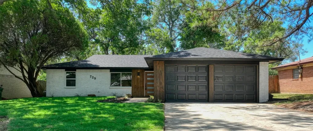 729 Oakwood Avenue Hurst TX 76053
