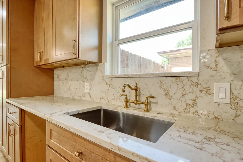 729 Oakwood Avenue Hurst TX 76053
